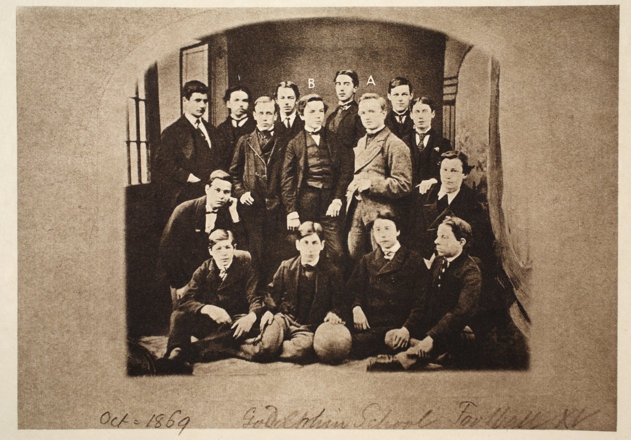 A Godolphin School Football SXV, köztük (a) Harry Wearne és (b) Sir Leander Starr-Jameson, 1869 (szépia fotó) alkotó: English Photographer