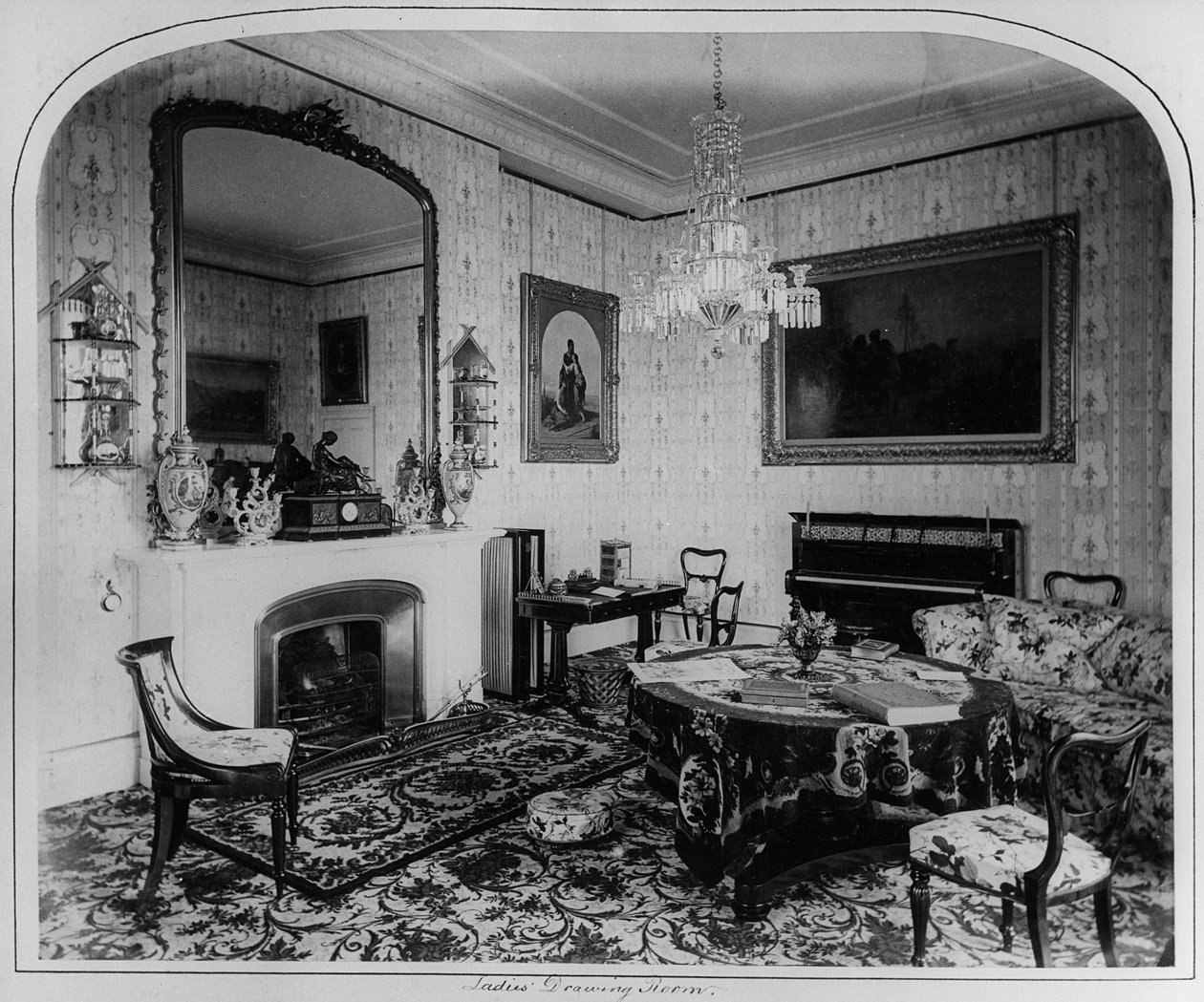 The Ladies Drawing Room, Osborne House alkotó: English Photographer