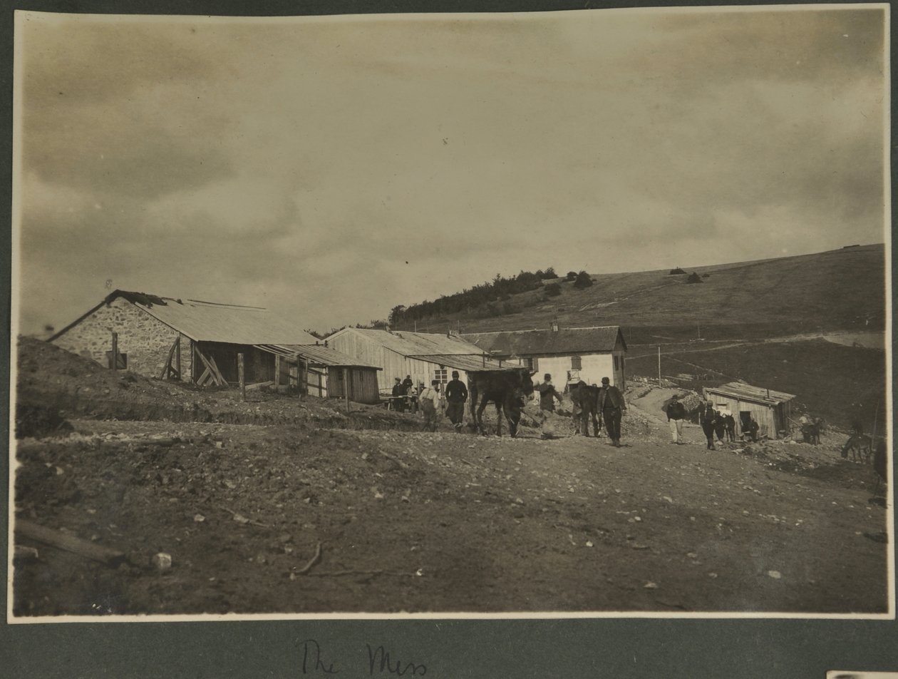 A Mess, valószínűleg a Sound Ranging gyakorlóállomáson, amelyet Vogézekben állítottak fel, 1915-ben alkotó: English Photographer