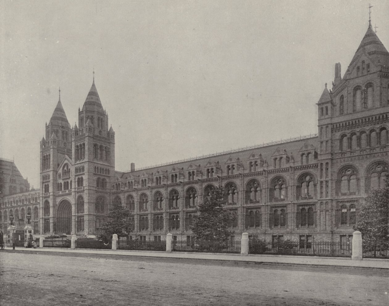 A Természettudományi Múzeum (fekete-fehér fotó) alkotó: English Photographer