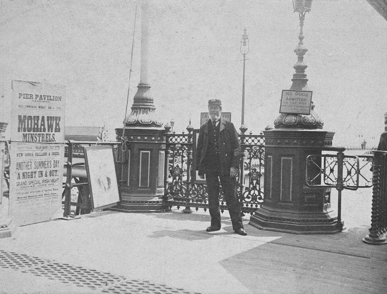 The Pier, Hastings, 1890 körül alkotó: English Photographer