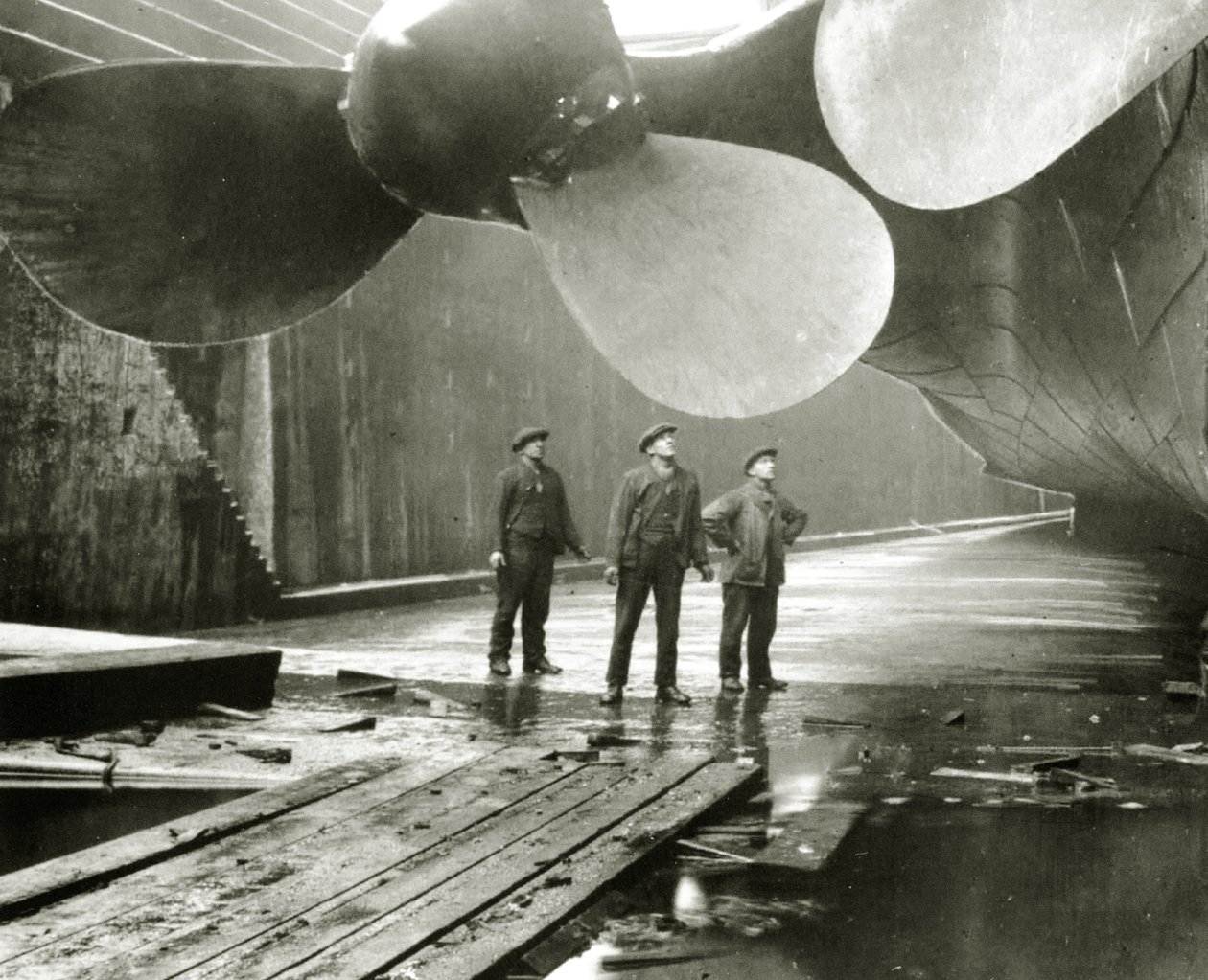 A Titanic propellerei a Thompson Graving Dock-ban, Harland & Wolff, Belfast, Írország, 1910-11 alkotó: English Photographer