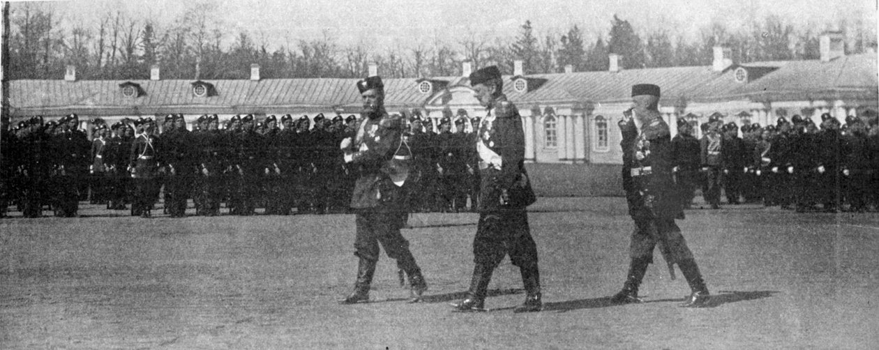 Mihajlovics cár és nagyherceg a szentpétervári felvonulási területen sétál, illusztráció a Királyból, 1901. május 25. alkotó: English Photographer