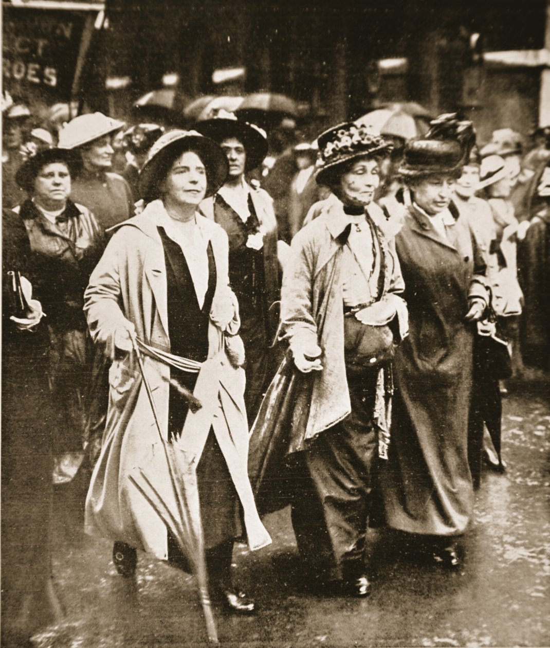 A nők „szolgálathoz való joga” bemutatója: Mrs. Pankhurst és barátai, a „The Illustrated War News”-ból alkotó: English Photographer
