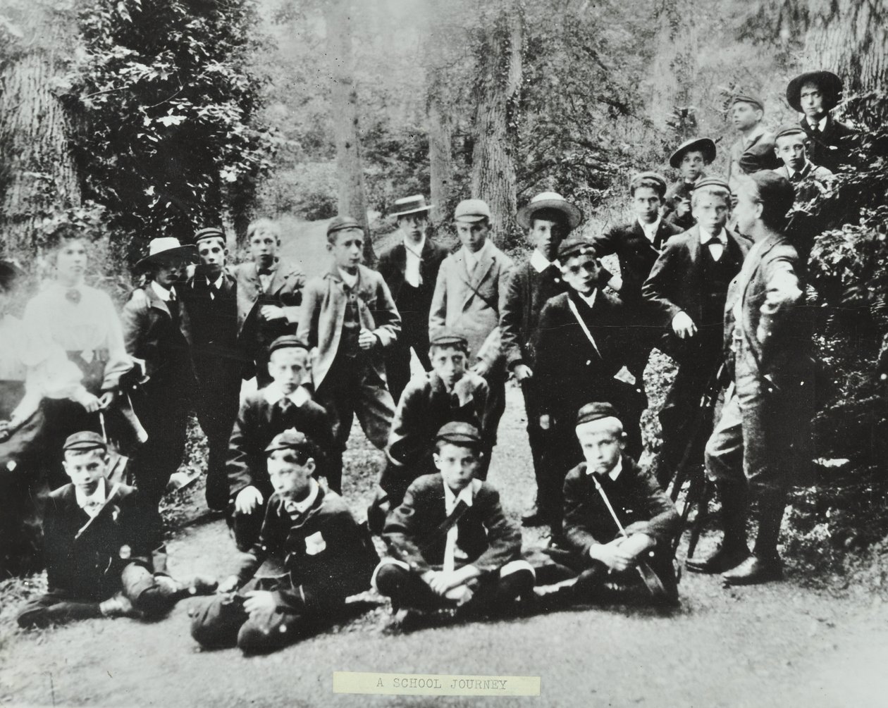 Az első London School Board iskolai utazás. A peckhami Bell Road Higher Grade School gyermekei meglátogatnak egy kőtelepet a Forest of Deanben, 1896 alkotó: English Photographer