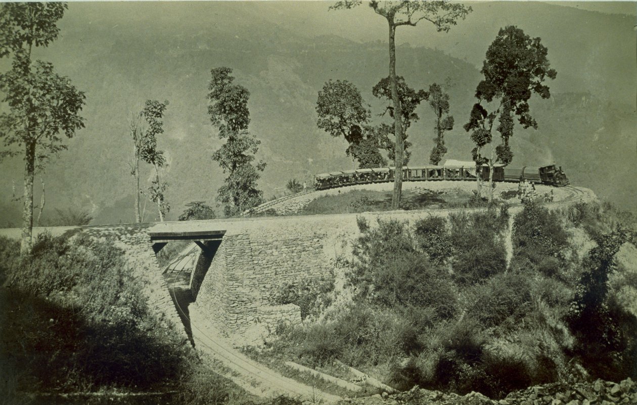 A hurok a tindhariai Agony Pointnál a darjeelingi himalájai vasúton, 1880-as évek (albumnyomat) alkotó: English Photographer