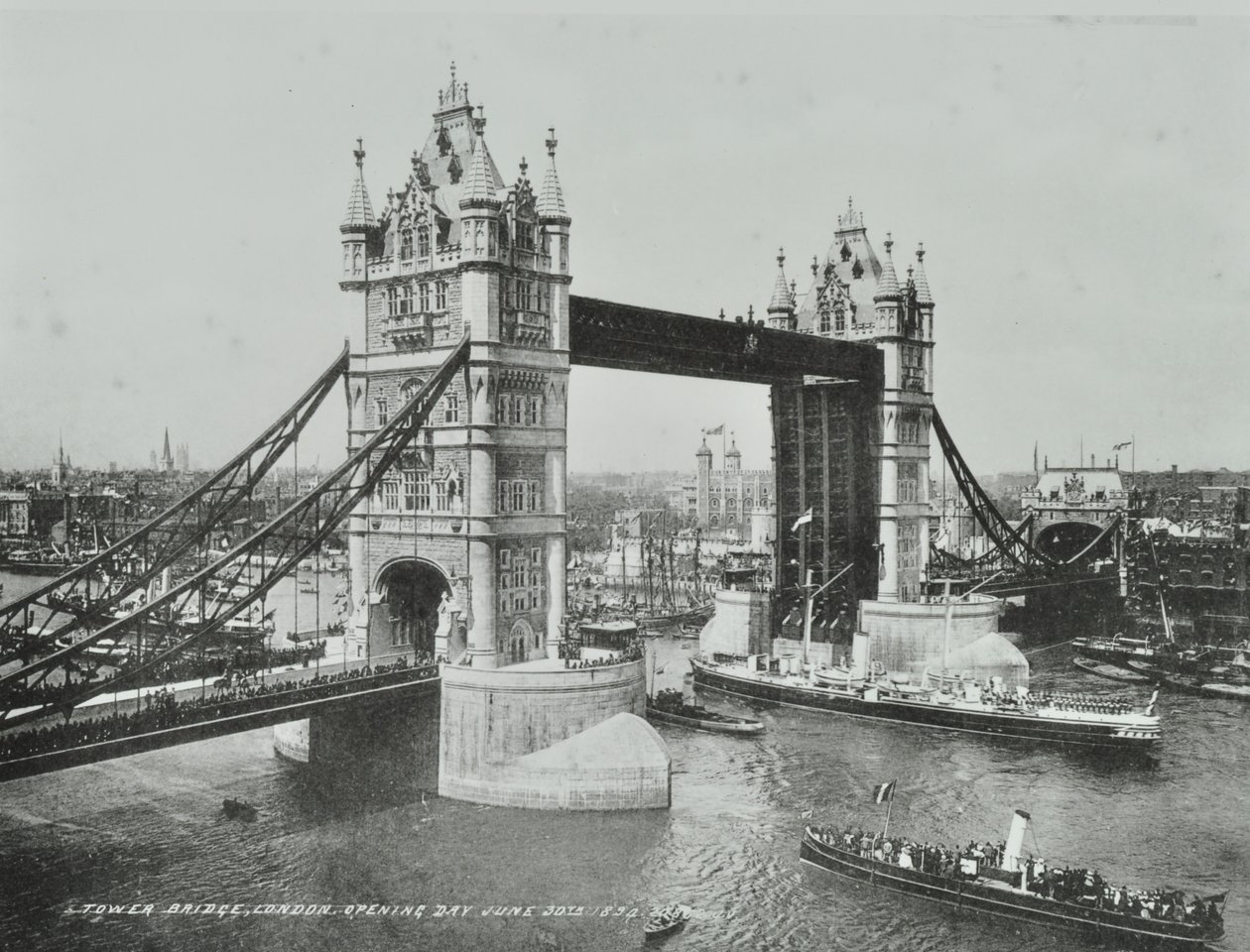 A Tower Bridge megnyitásának napján, 1894-ben alkotó: English Photographer
