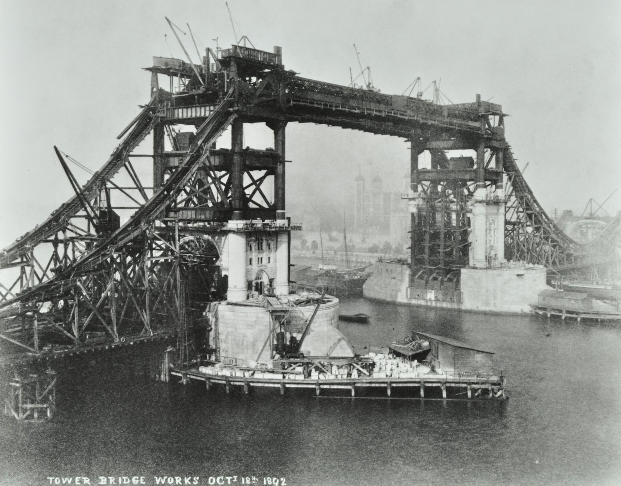 A Tower Bridge épül, 1892 alkotó: English Photographer
