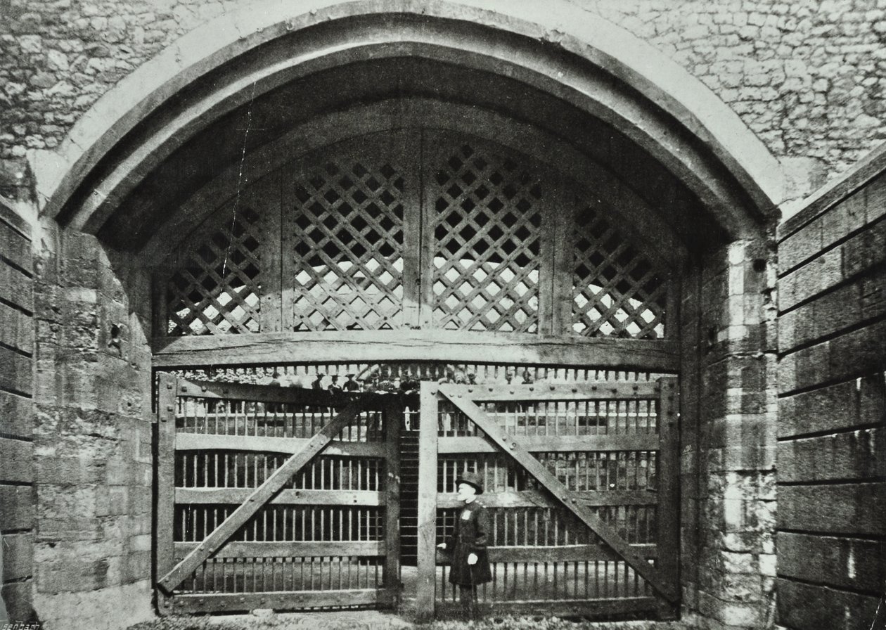 Londoni Tower, Tower Hill: Traitors Gate, 1890 alkotó: English Photographer