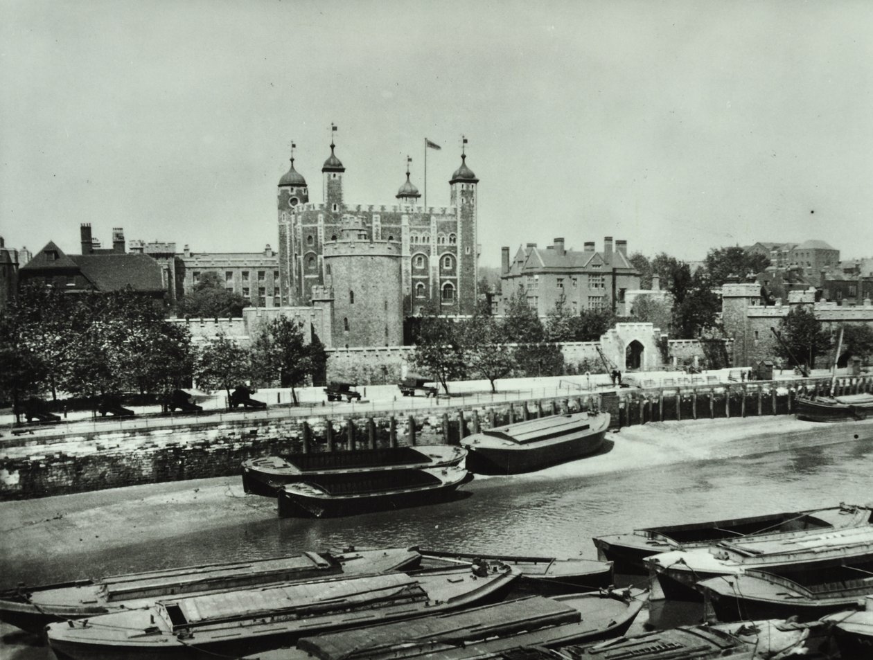 Londoni Tower, Tower Hill: a folyó mellett, 1895 alkotó: English Photographer