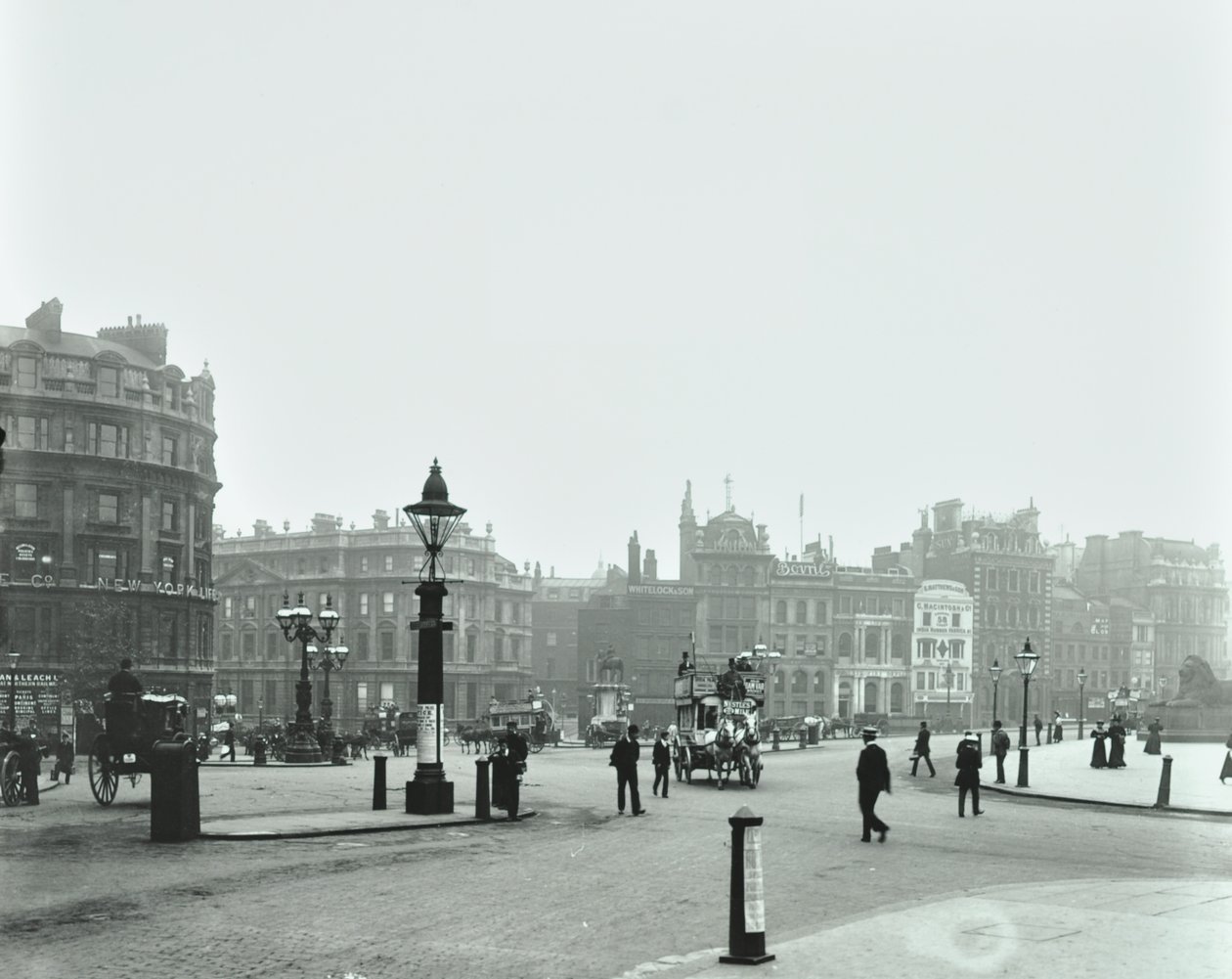 Trafalgar Square, Westminster LB: A Trafalgar Square keletre néz a Charing Cross felé, 1896 alkotó: English Photographer