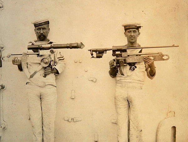 Két tengerész a HMS Glory-ból, fegyverrel a kezében alkotó: English Photographer
