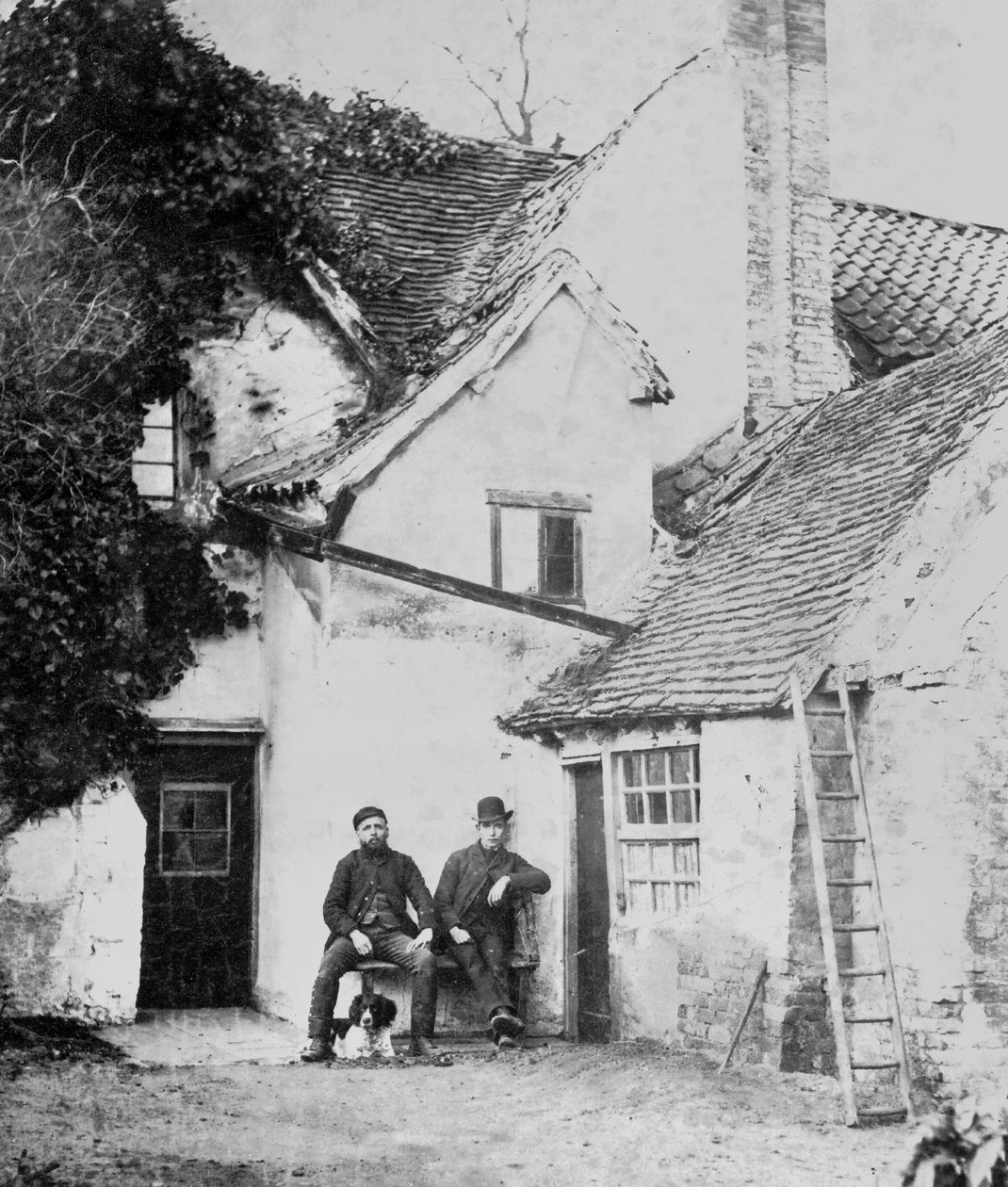 Két férfi az Enfield-ház előtt, 1890 körül (f/w fotó) alkotó: English Photographer