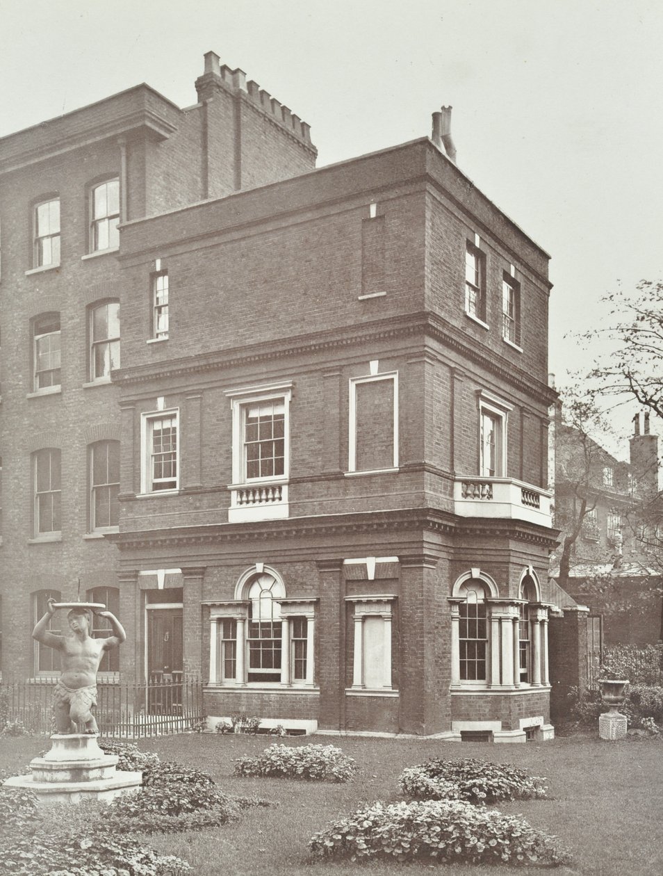Kilátás a Clements Inn Garden House-ra, 1885 alkotó: English Photographer