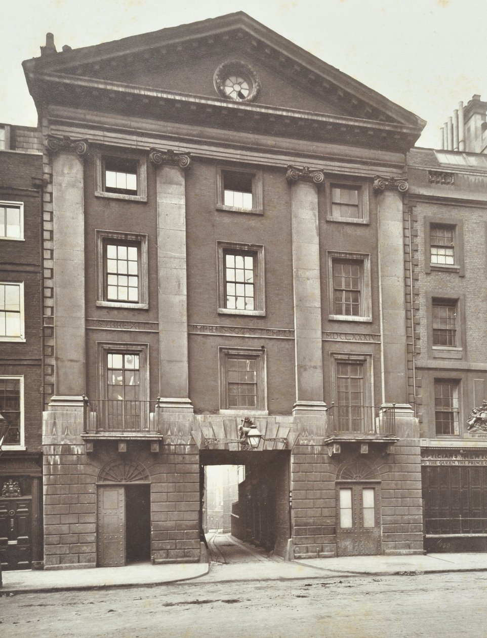 Kilátás a Middle Temple Gate House-ra, London, 1885 alkotó: English Photographer