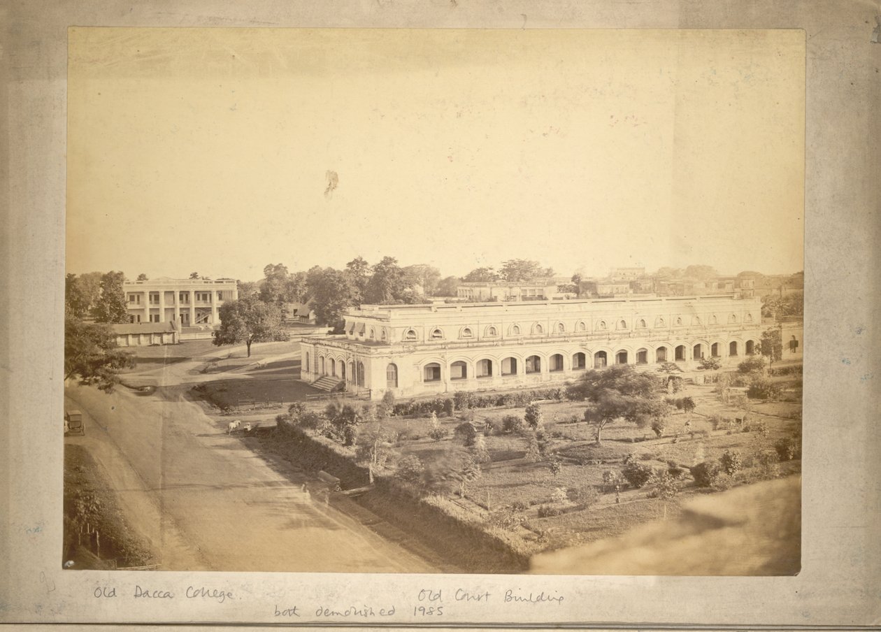 Kilátás az Old Dhaka College-ra és a régi bíróság épületére, 1875 körül (f/w fotó) alkotó: English Photographer