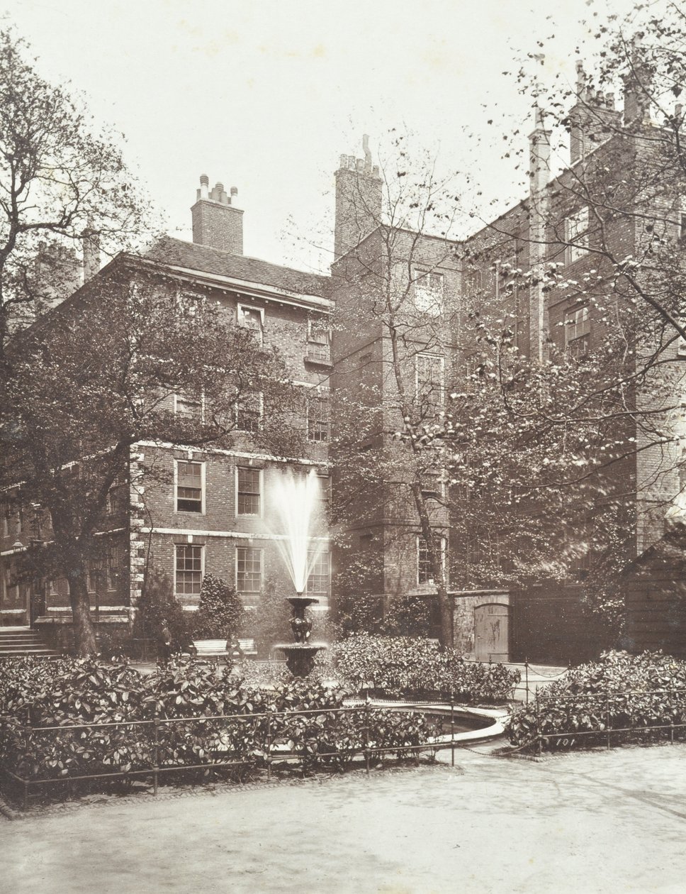 Kilátás a szökőkútra a Middle Temple Fountain Court-ban, London, 1884 alkotó: English Photographer