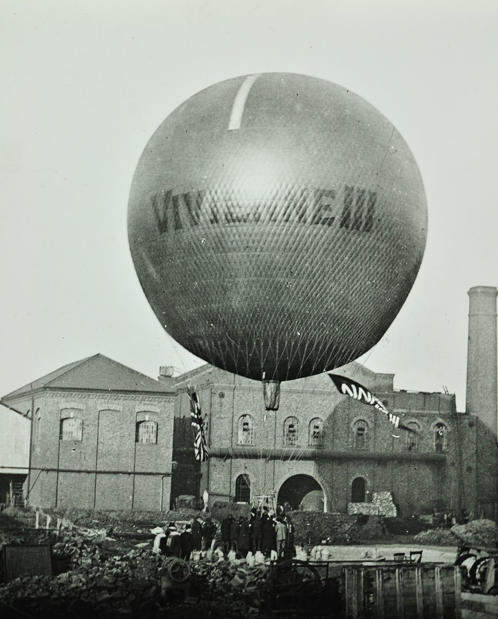 Vivienne III ballon a Wandsworth Gas Company előtt, 1898 alkotó: English Photographer