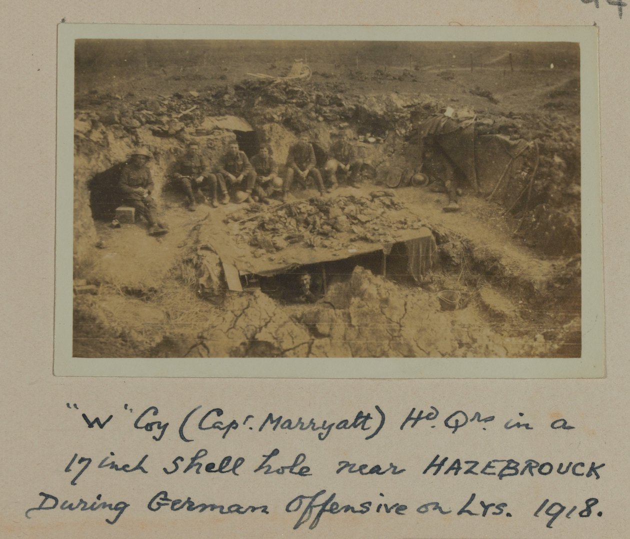 „W” Coy (Marryatt kapitány) HD Qrs egy 17 hüvelykes kagylólyukban HAZEBROUCK közelében a német offenzíva során a LYS-en, 1918 alkotó: English Photographer