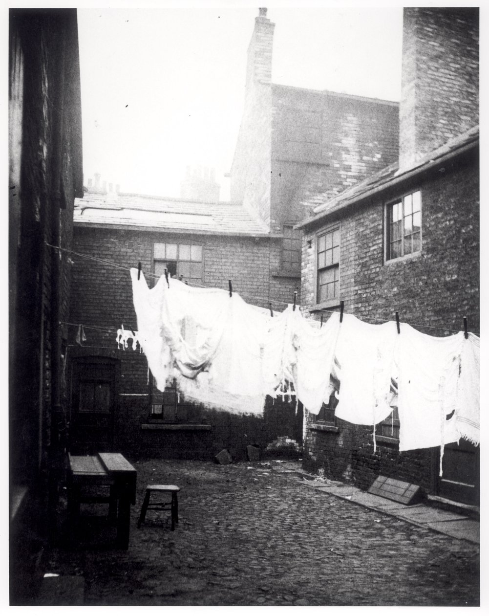 Mosósor az Eagle and Child Yardban, Hunslet, Leeds, 1896. május 13. alkotó: English Photographer