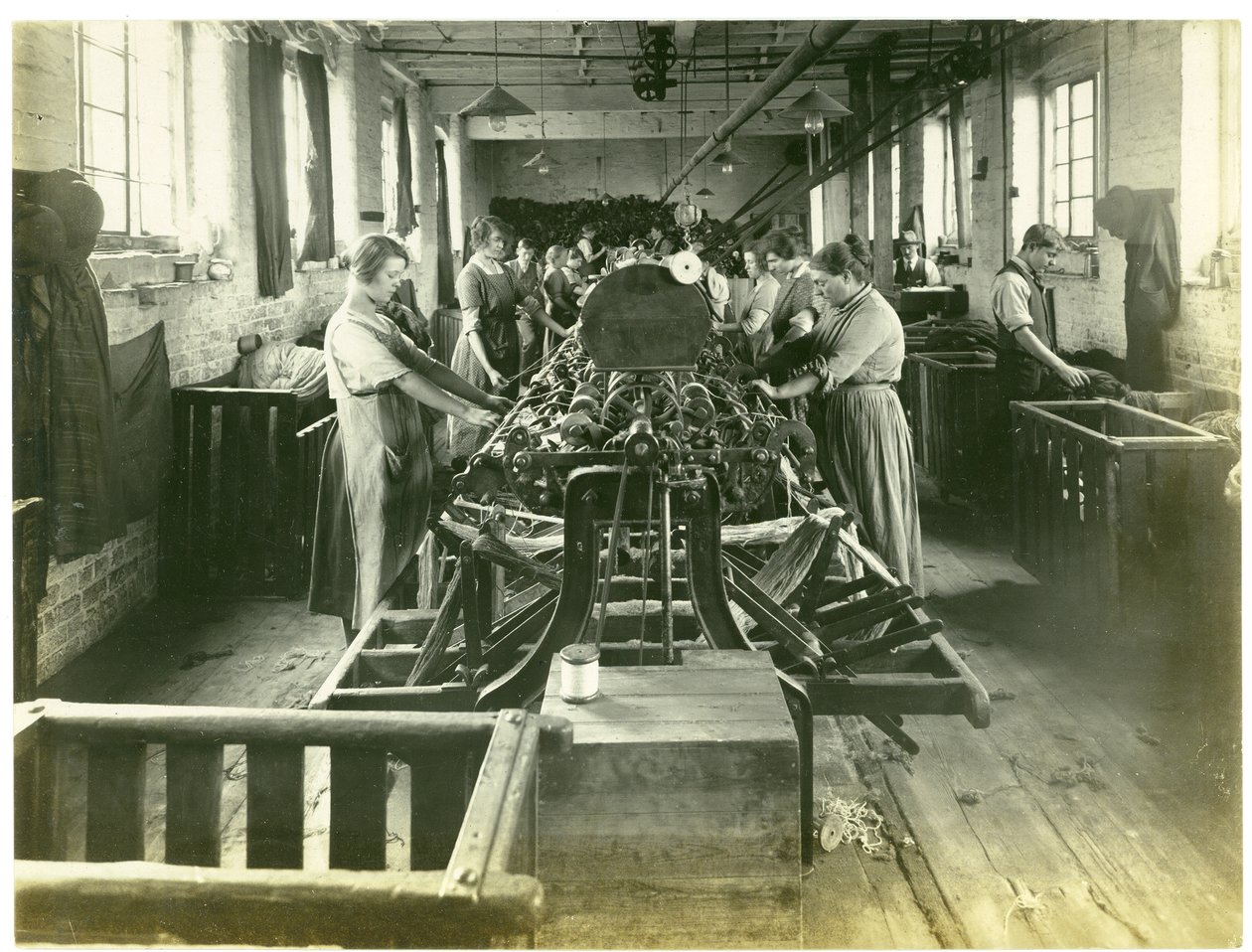 Tekercselő, 1923. évi 2. számú Hughes-gyár alkotó: English Photographer
