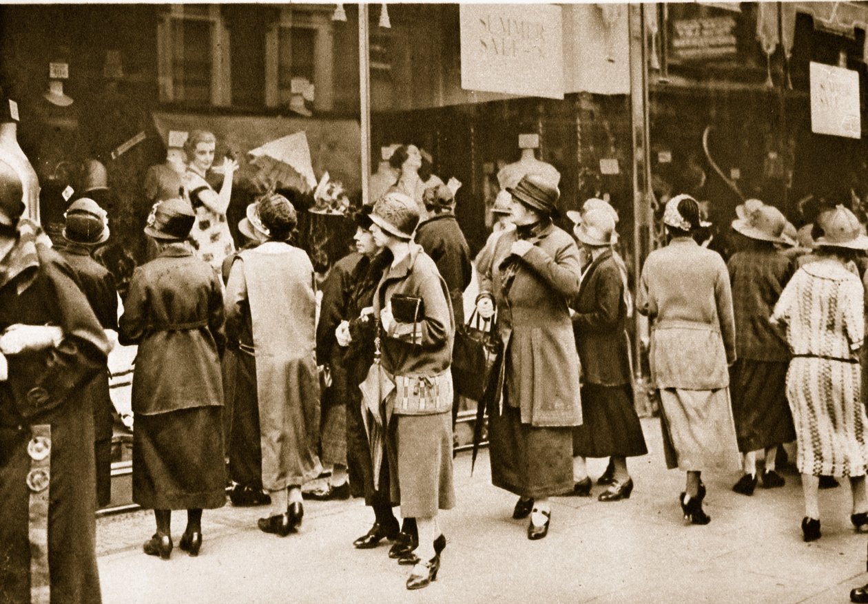 Ablakvásárlás a Kensington High Streeten (szépia fotó) alkotó: English Photographer