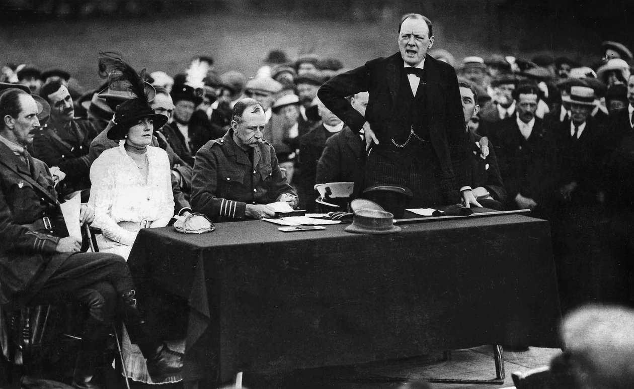 Winston Churchill az angliai Enfieldben tartott beszédében alkotó: English Photographer