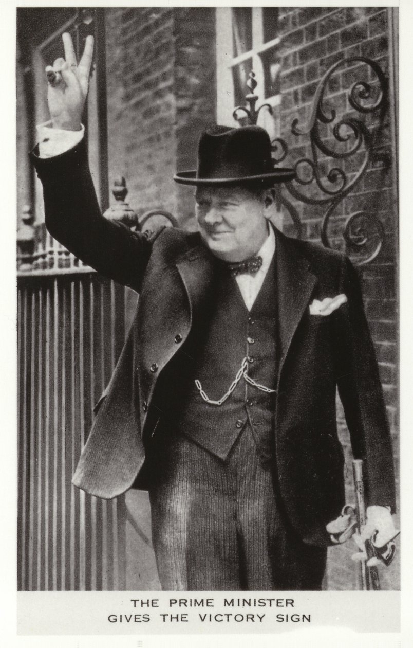 Winston Churchill a Downing Street 10. szám előtt a Győzelem táblát készíti, június 5. alkotó: English Photographer