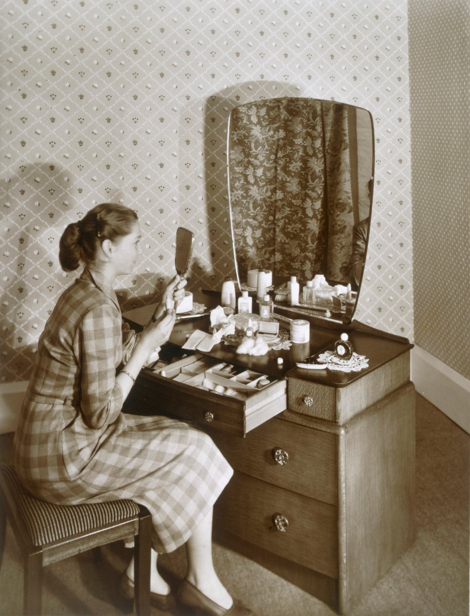 Nő az öltözőasztalánál, 1955. alkotó: English Photographer