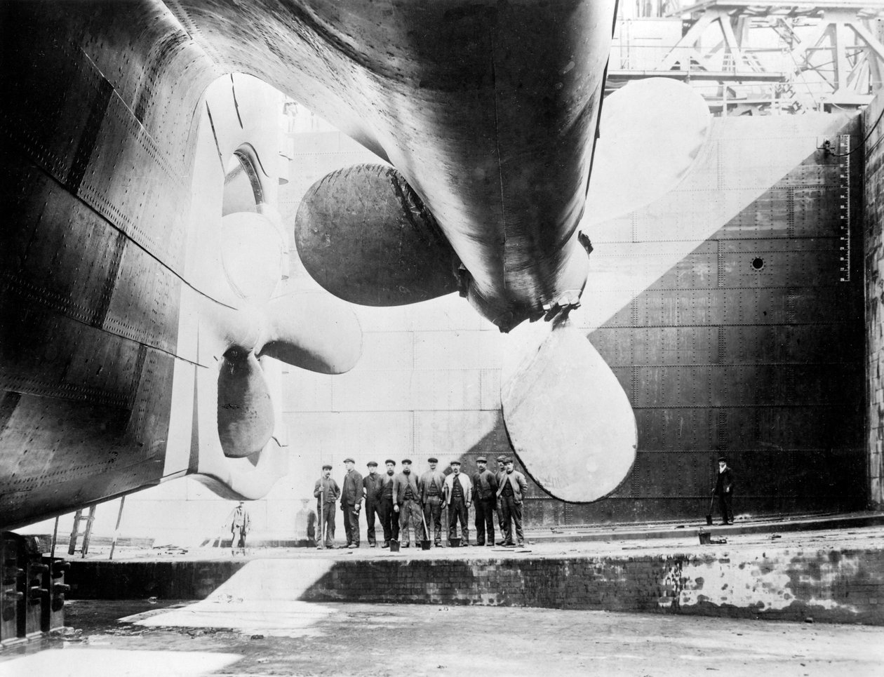 Munkások a Titanic egyik légcsavarja alatt, 1911. május 31. alkotó: English Photographer