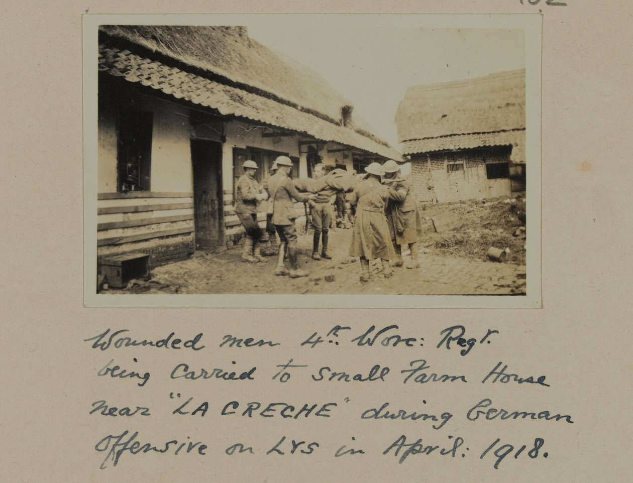 Sebesültek, 4., Worc: Regt. egy kis parasztházba szállították a „LA CRECHE” közelében a német offenzíva során a LYS-en, 1918. április alkotó: English Photographer
