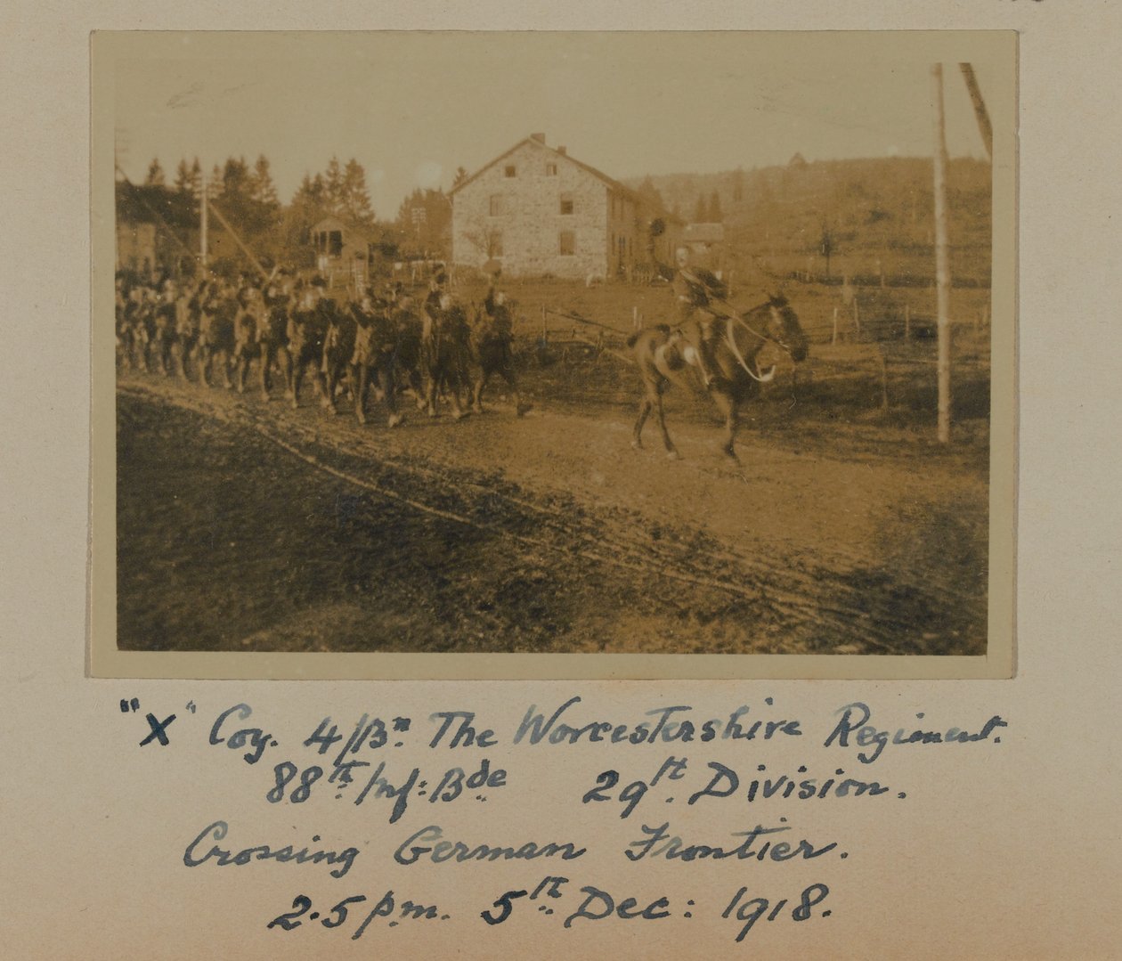 „X” Coy 4 milliárd. A Worcestershire Ezred, 88. Inf: Bde. 29. Hadosztály, átkelés a német határon, 1918. december 5. 14:5 alkotó: English Photographer