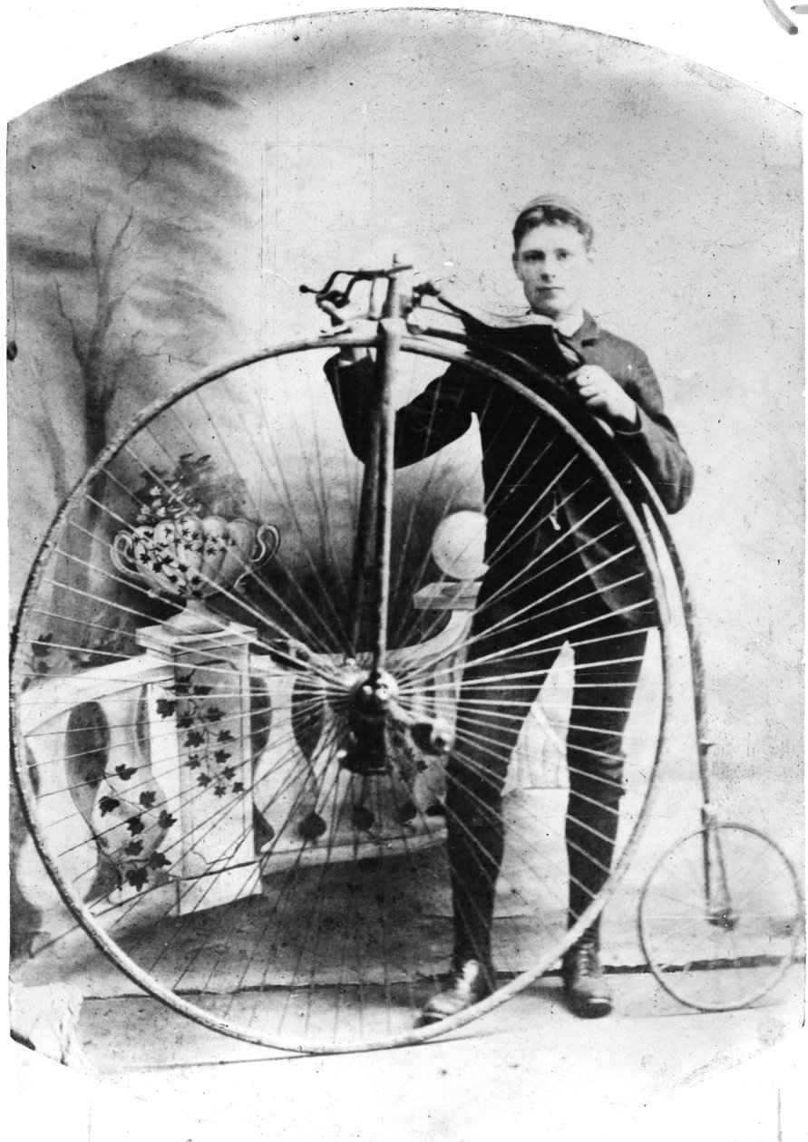 Fiatal férfi Penny-Farthinggal, 1870-es évek (bw fotó) alkotó: English Photographer