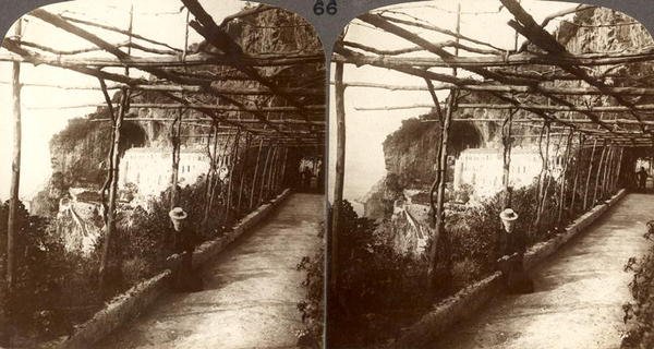 Egy kapucinus kolostor és Amalfi nagy sziklái, sztereoszkópikus kilátás (szépia fotó) alkotó: English School