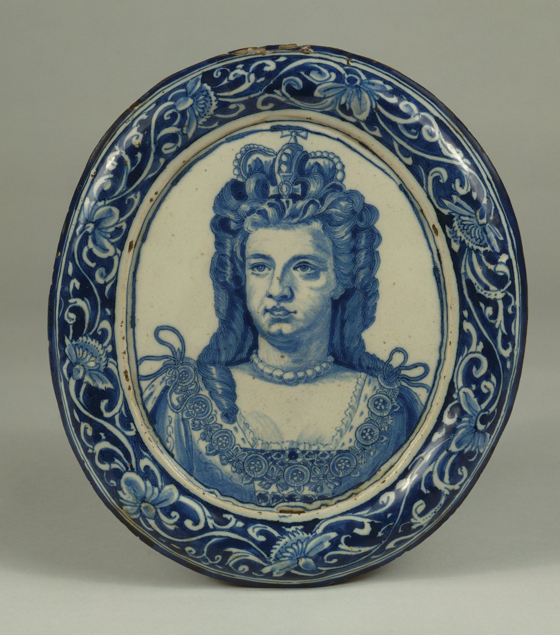 Egy delfti kék-fehér ovális királyi portrétábla Anna királynőről, valószínűleg London, 1705 körül alkotó: English School
