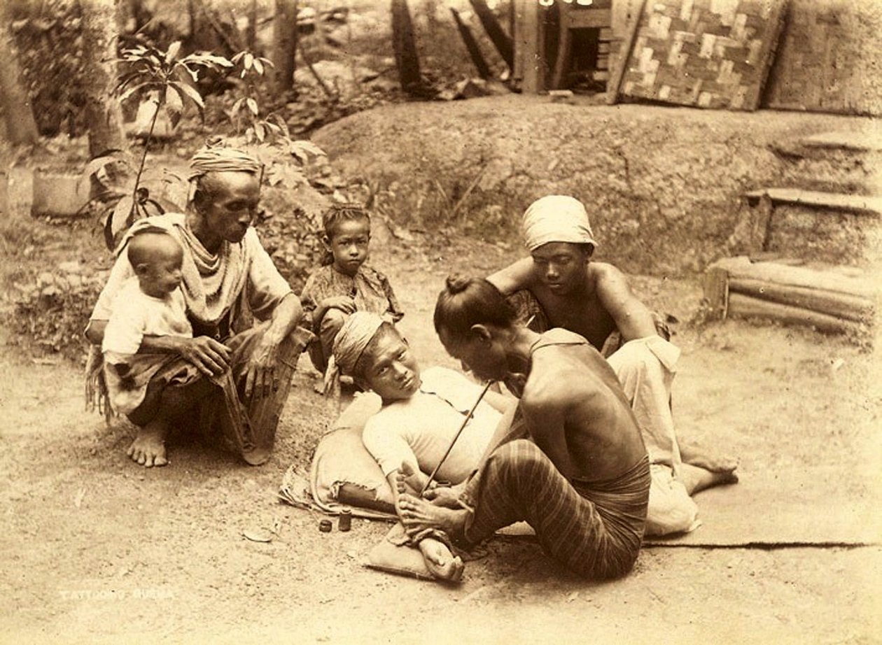 Egy sáni férfit tetováltak, 1890 (szépia fotó) alkotó: English School
