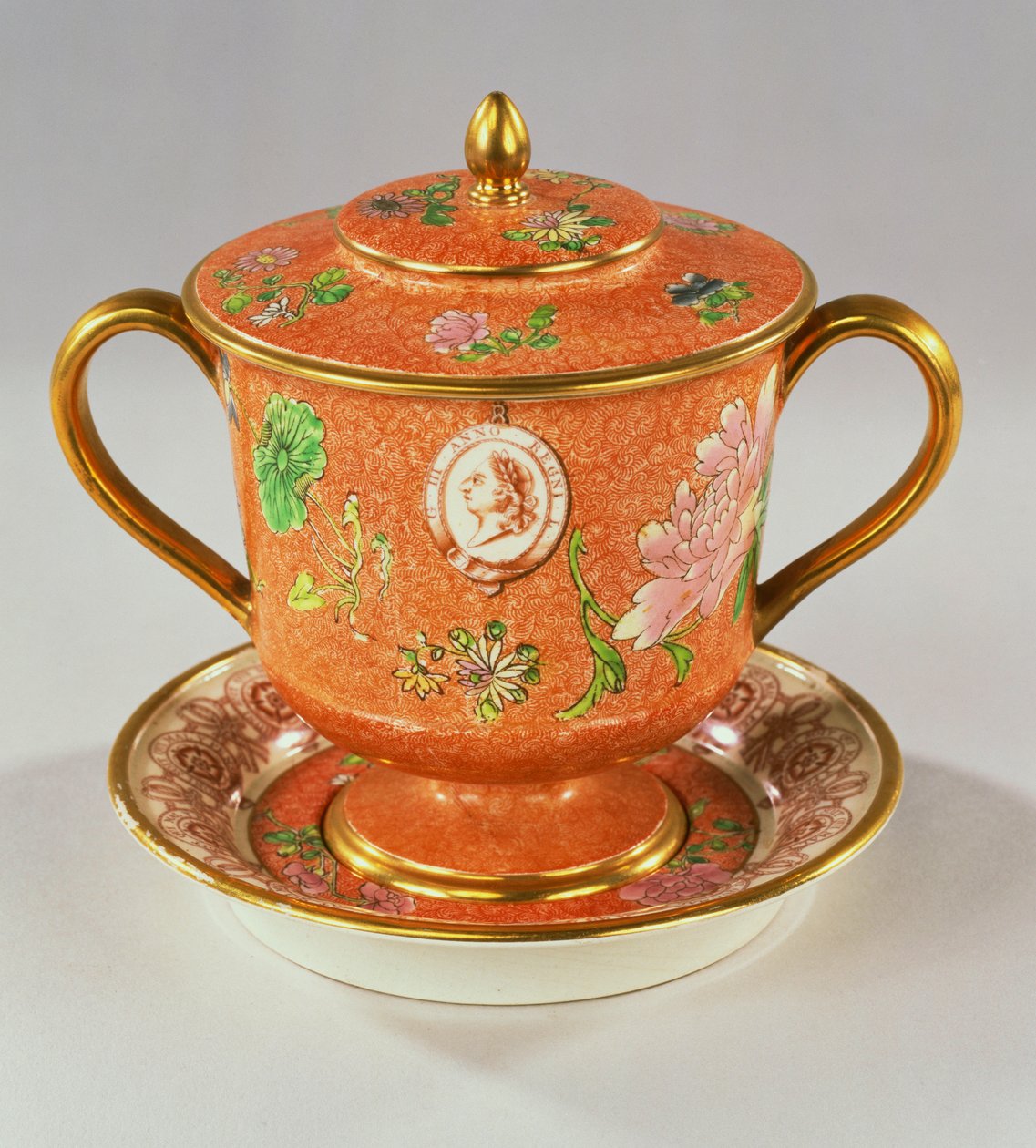 Egy Wedgwood Pearlware kétfogantyús csésze, borítója és állványa III. György portré mellszobrával festve, 1810-ben, 1810-ben arany jubileumának emlékére. alkotó: English School