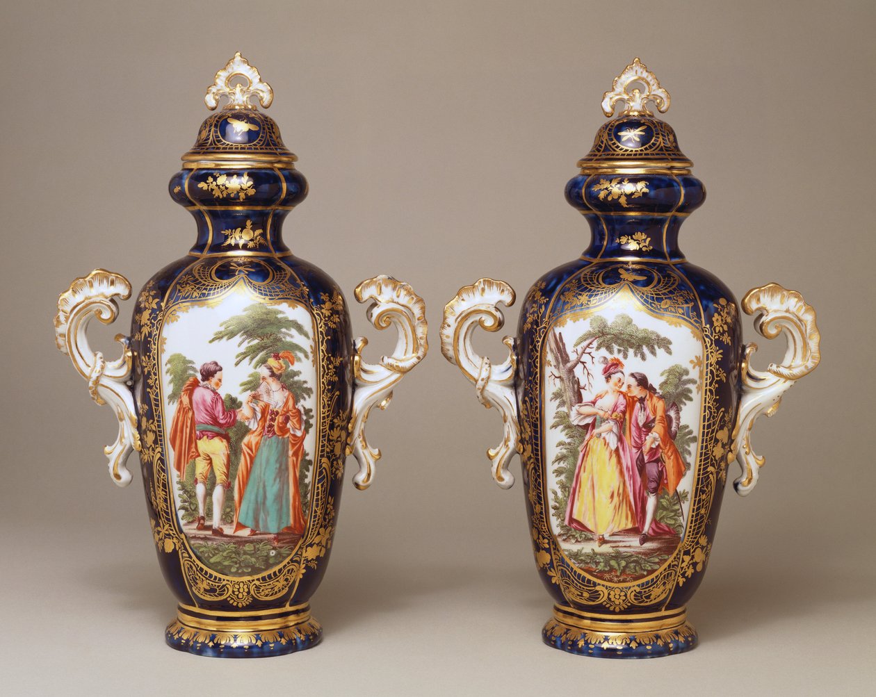 Chelsea kék földre karéjos, elvékonyodó peteforma váza és borítója, amelyek szerelmeseket ábrázolnak fák között, 1765 körül alkotó: English School