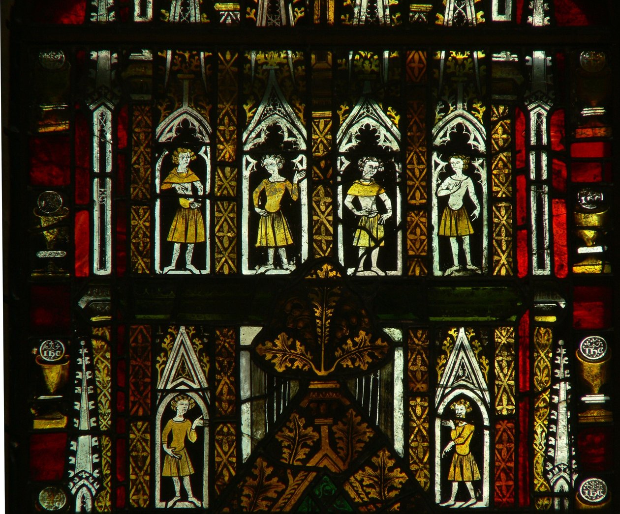 A Lady Chapel egy ablaka, amely lombkoronafigurákat ábrázol alkotó: English School