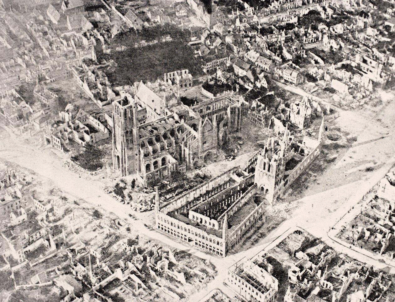 Ypres légi felvétele 1915-ben az első és a második ypres-i csata után, a „The War Illustrated Album deLuxe”-ból, 1916-ban Londonban alkotó: English School