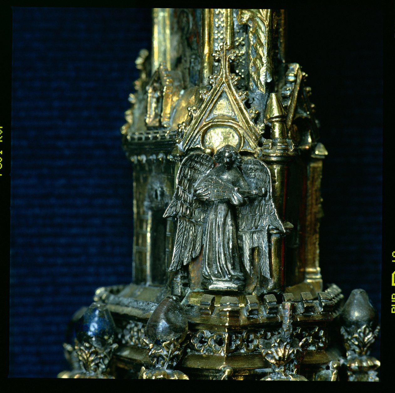 Plektrummal gittert játszó angyal, részlet Wykehami Vilmos (kb. 1320-1404) crozier-éből (ezüst aranyozott) (lásd: 205100-32) alkotó: English School