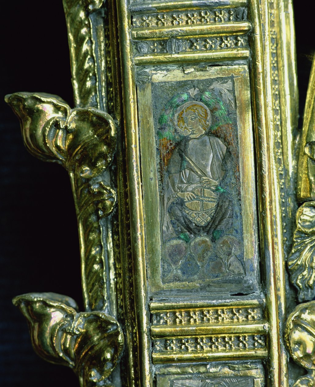 Angyal üstdobon játszik, részlet Wykehami Vilmos (kb. 1320-1404) serpenyőjéből (ezüst aranyozott és champleve zománc) (lásd: 205100-32) alkotó: English School
