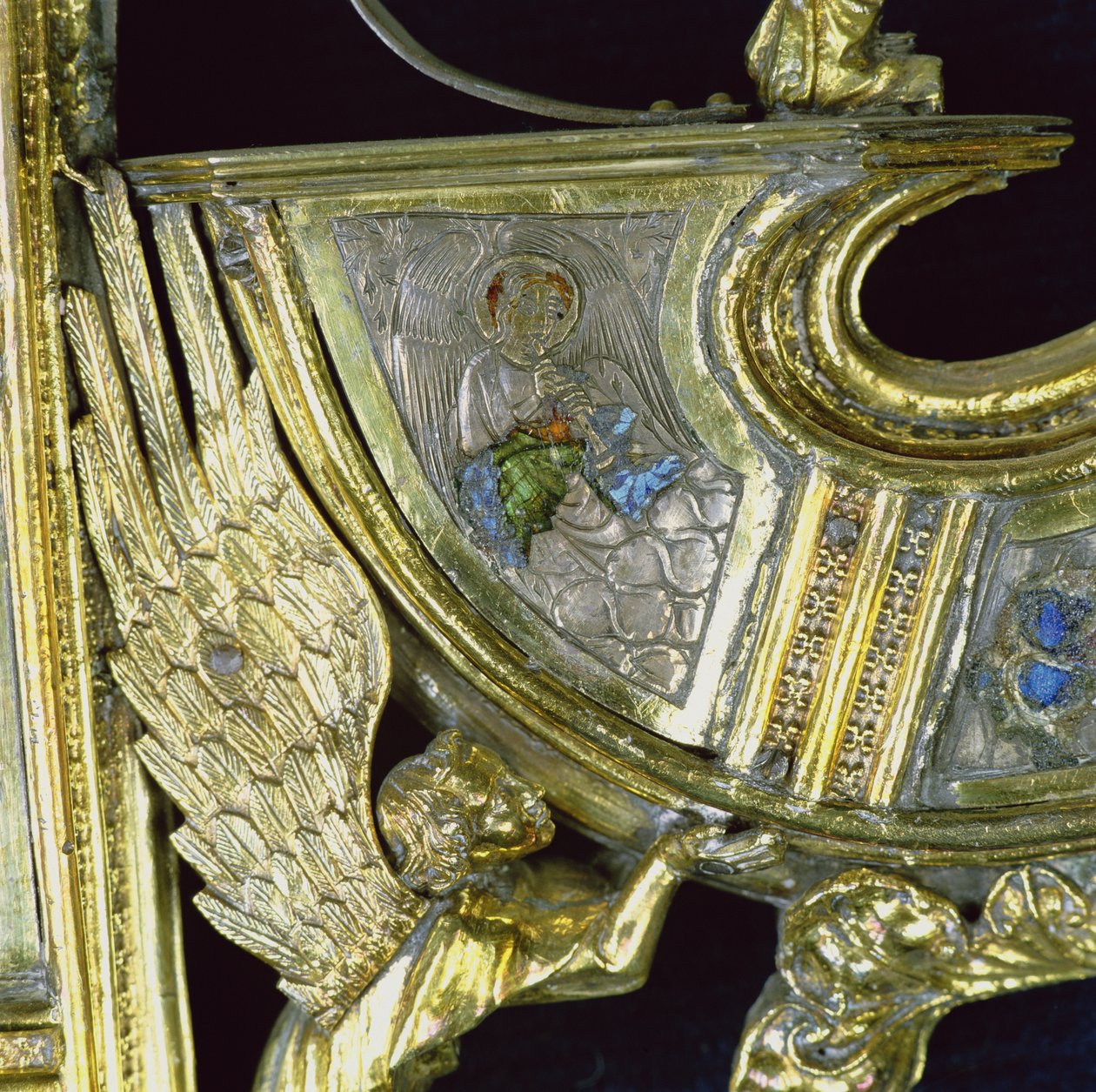 Angyal kis sárt játszik, részlet Wykehami Vilmos (kb. 1320-1404) crozier-éből (ezüst aranyozott és champleve zománc) alkotó: English School