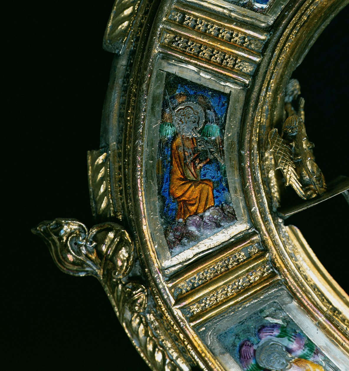 Angyal fúvós hangszeren játszik, részlet Wykehami Vilmos (kb. 1320-1404) crozier-éből (ezüst aranyozott és champleve zománc) (lásd: 205100-32) alkotó: English School