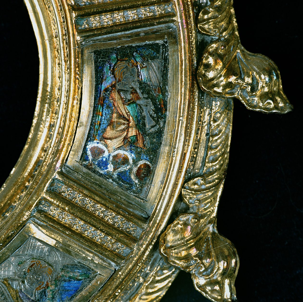 Angyal fúvós hangszeren játszik, részlet Wykehami Vilmos (kb. 1320-1404) crozier-éből (ezüst aranyozott és champleve zománc) (lásd: 205100-32) alkotó: English School