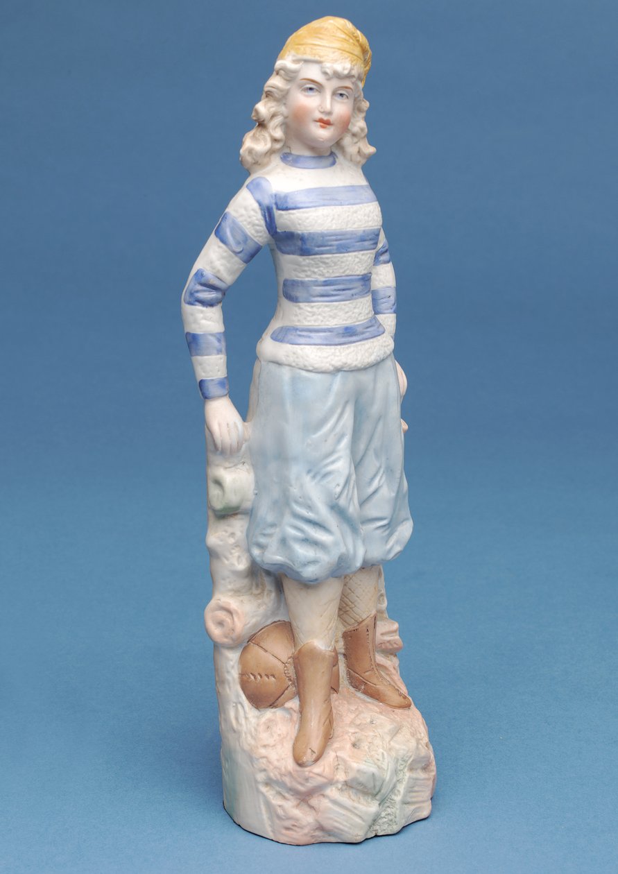 Egy labdarúgó lány figurája kék-fehér csíkos készletben, 1890-es évek körül (kerámia) alkotó: English School