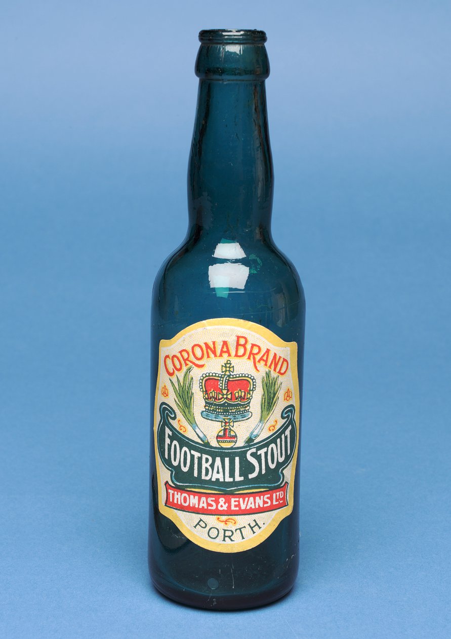 Egy üveg Corona Football Stout alkotó: English School