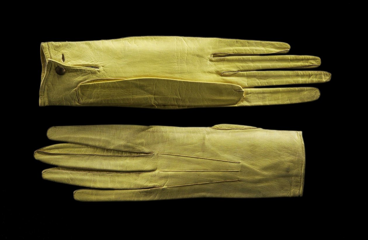 Élénk sárga csuklóig érő kesztyű. 1820 körül (gyerekbőr) alkotó: English School