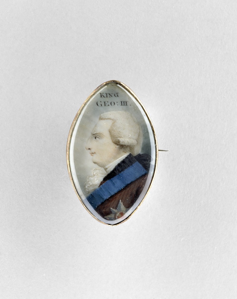 Bross III. György király portréjával, c. 1770 (akvarell elefántcsonton, 9k rózsaszín arany réz és üveg felett) alkotó: English School