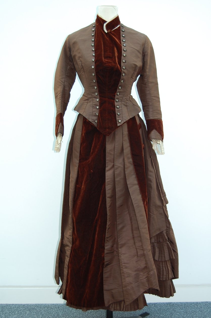 Barna ruha (szoknya és kis kabát), 1875 körül (selyem szatén) (lásd még: 3700631) alkotó: English School